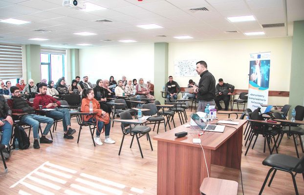 Al-Quds University Conducts Design Thinking Training Workshop for Students